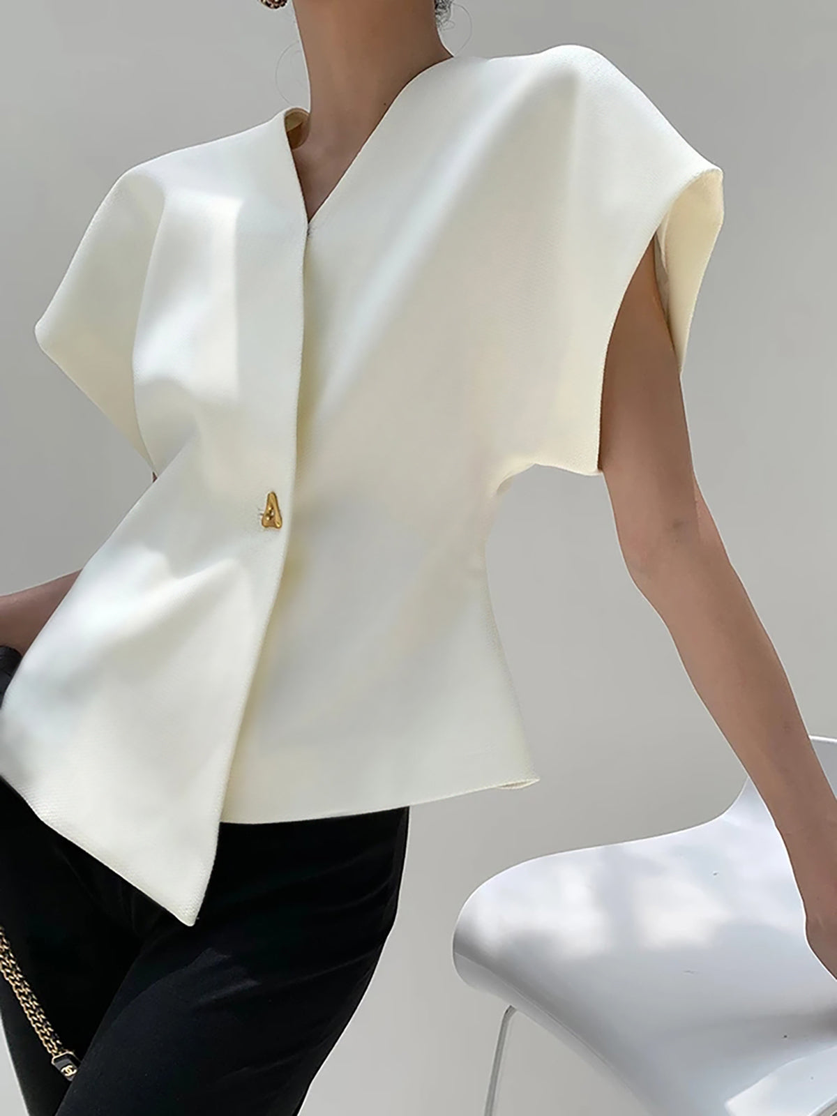 GR | Asymmetrical V-neck top with lightweight fabric for women