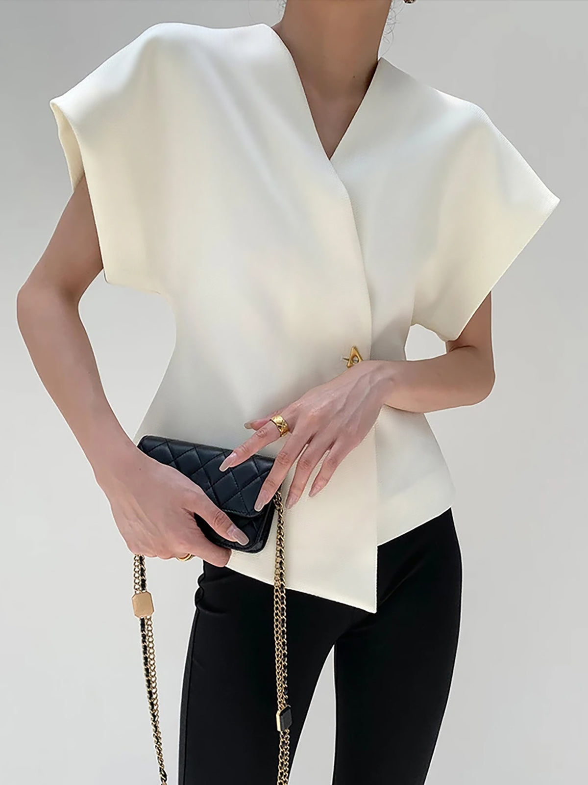 GR | Asymmetrical V-neck top with lightweight fabric for women