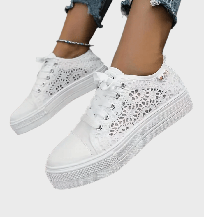 GR | Stylish low-cut lace-up sneakers with side details and a secure fit