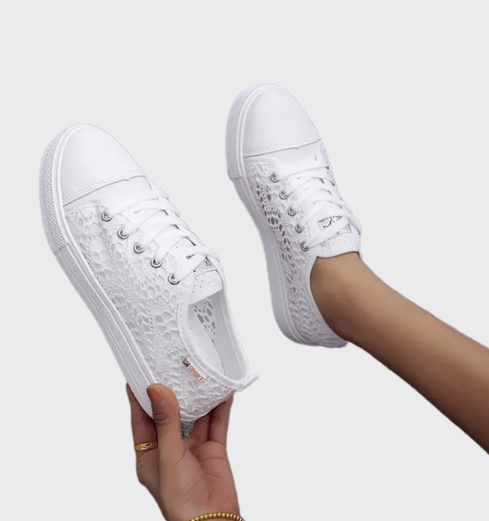 GR | Stylish low-cut lace-up sneakers with side details and a secure fit