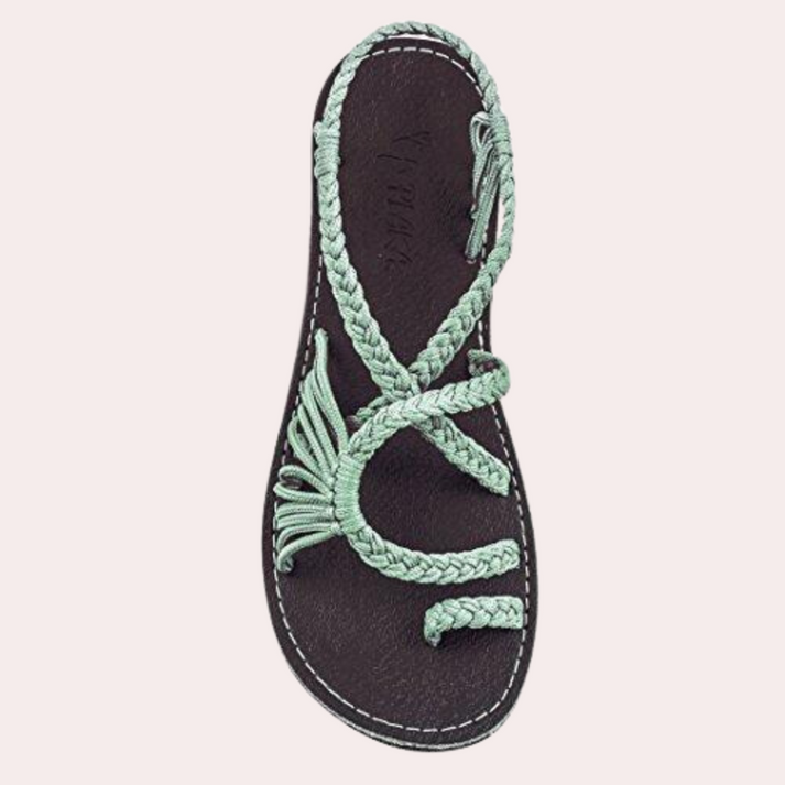 GR | Lightweight flat strappy sandals with an open toe design for comfort