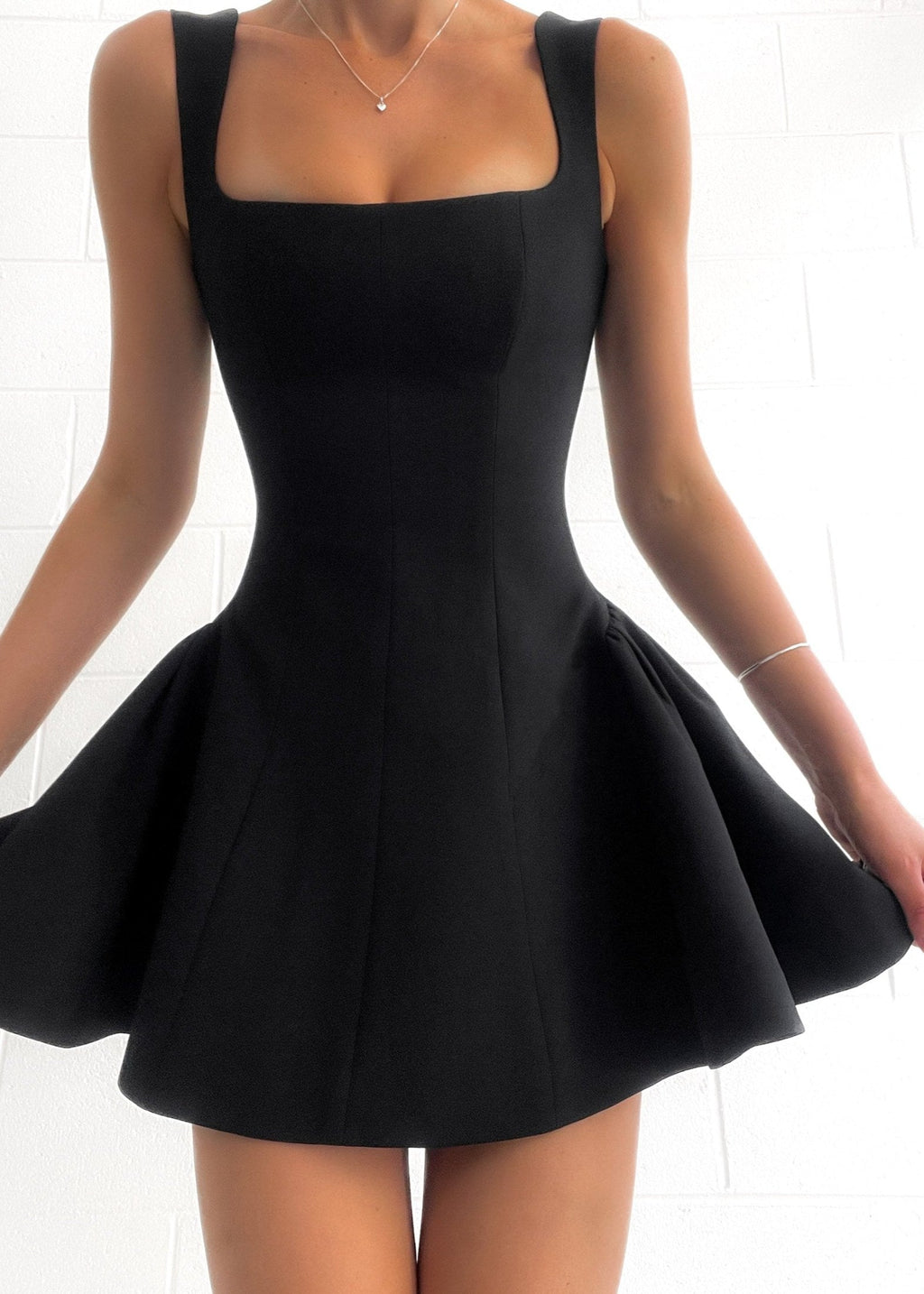 GR | Einfarbiges Mini-Kleid mit Plissee und Rüschen für Frauen