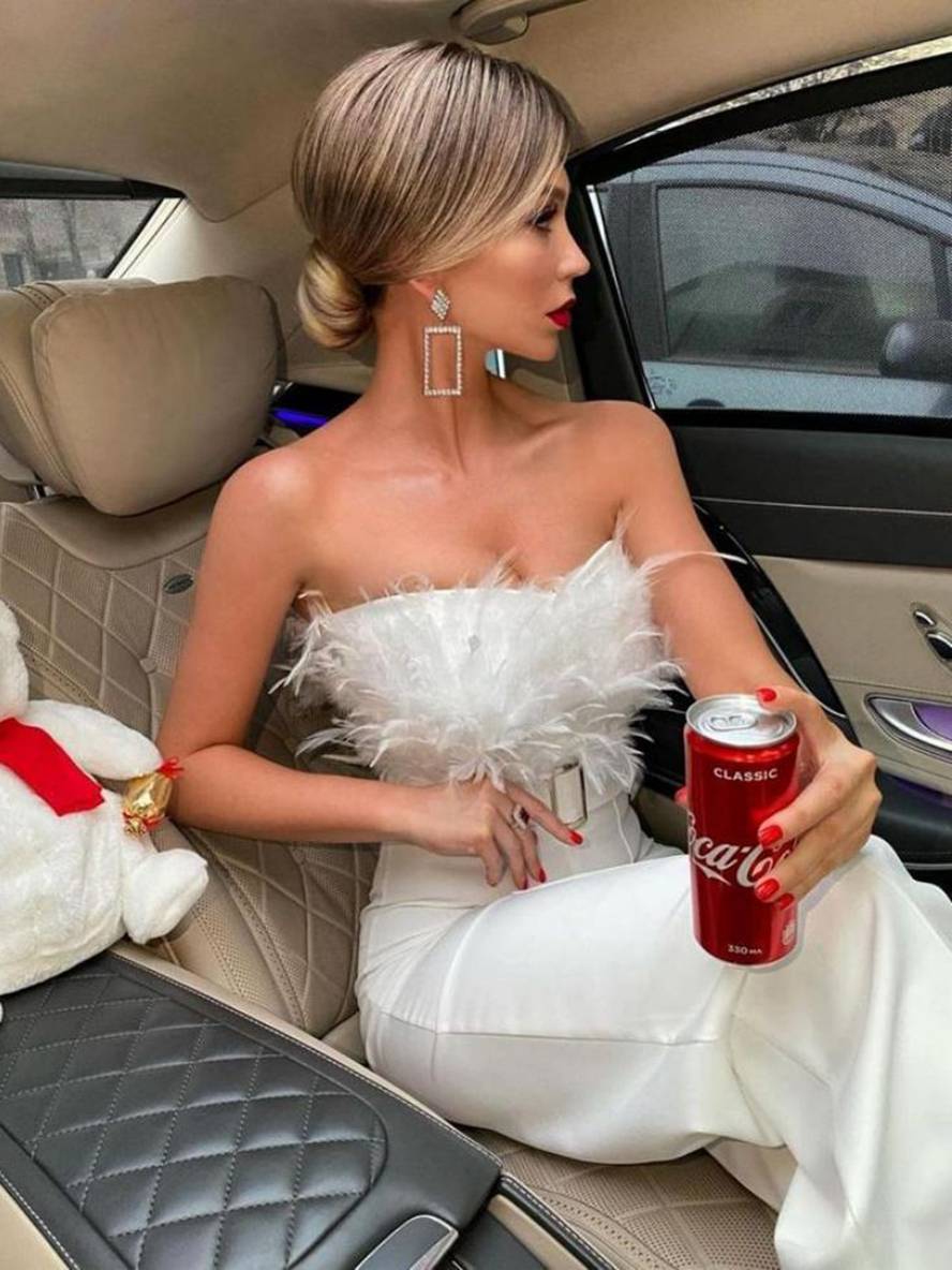 GR | Kombination Tube mit Gerader Beinform Bustier mit Federn Elegante Frau Weiß