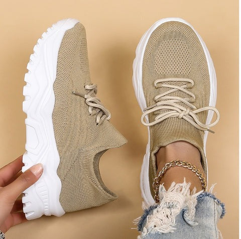 Breathable women's sneakers with additional foot support