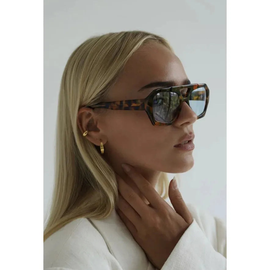 GR | Elegant sunglasses for a unique style