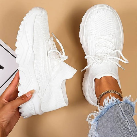 Breathable women's sneakers with additional foot support