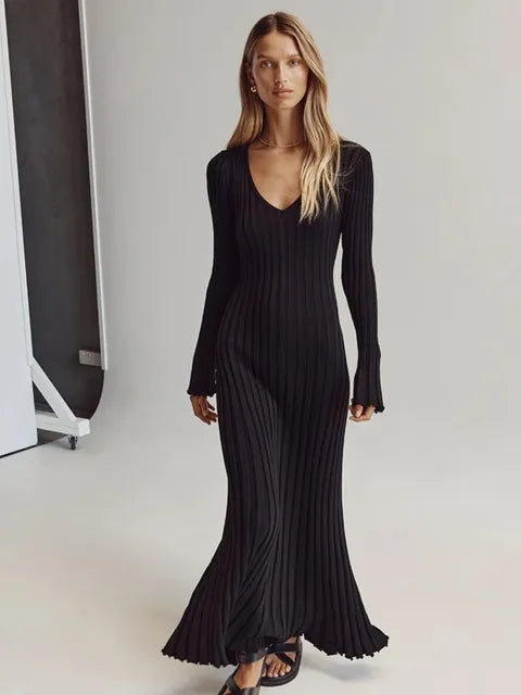 Jean™ - Chic midi dress with ribbed V-neck 