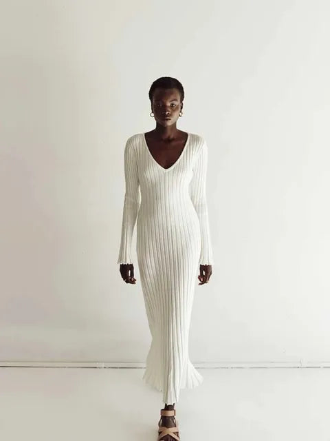 Jean™ - Chic midi dress with ribbed V-neck 