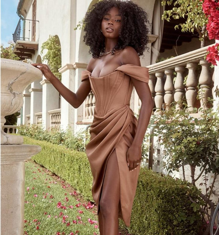 GR - Knee-length, figure-hugging evening dress with straps