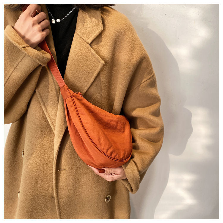 GR | Crescent-shaped bag