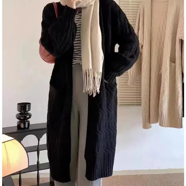 The casual, thick, knitted long coat 