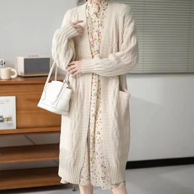 The casual, thick, knitted long coat 