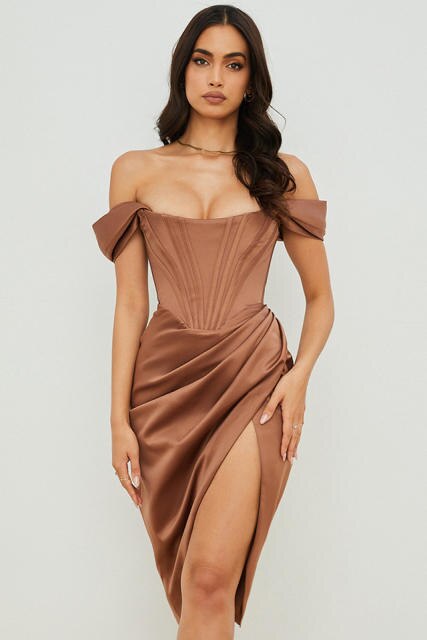 GR - Knee-length, figure-hugging evening dress with straps