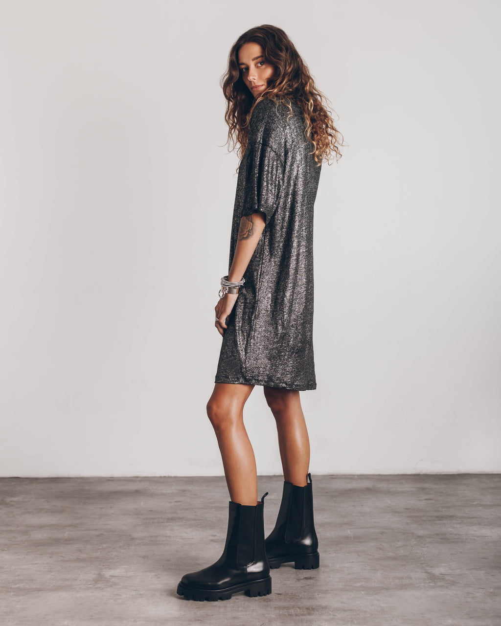 GR | Das dunkel glitzernde Leinenkleid