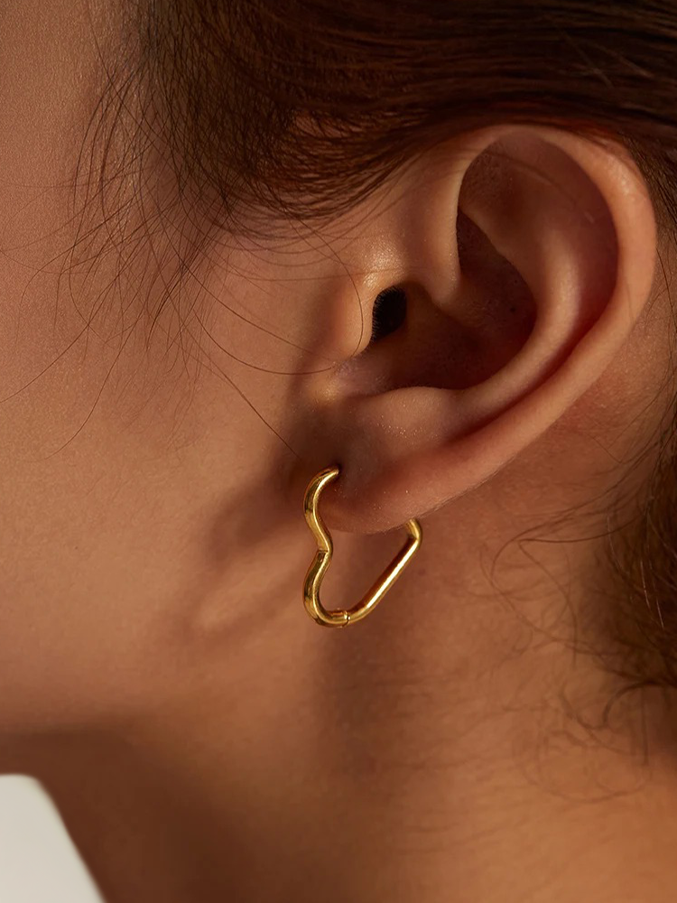 GR | Gold Heart-Shaped Earrings Made of High-Quality Materials