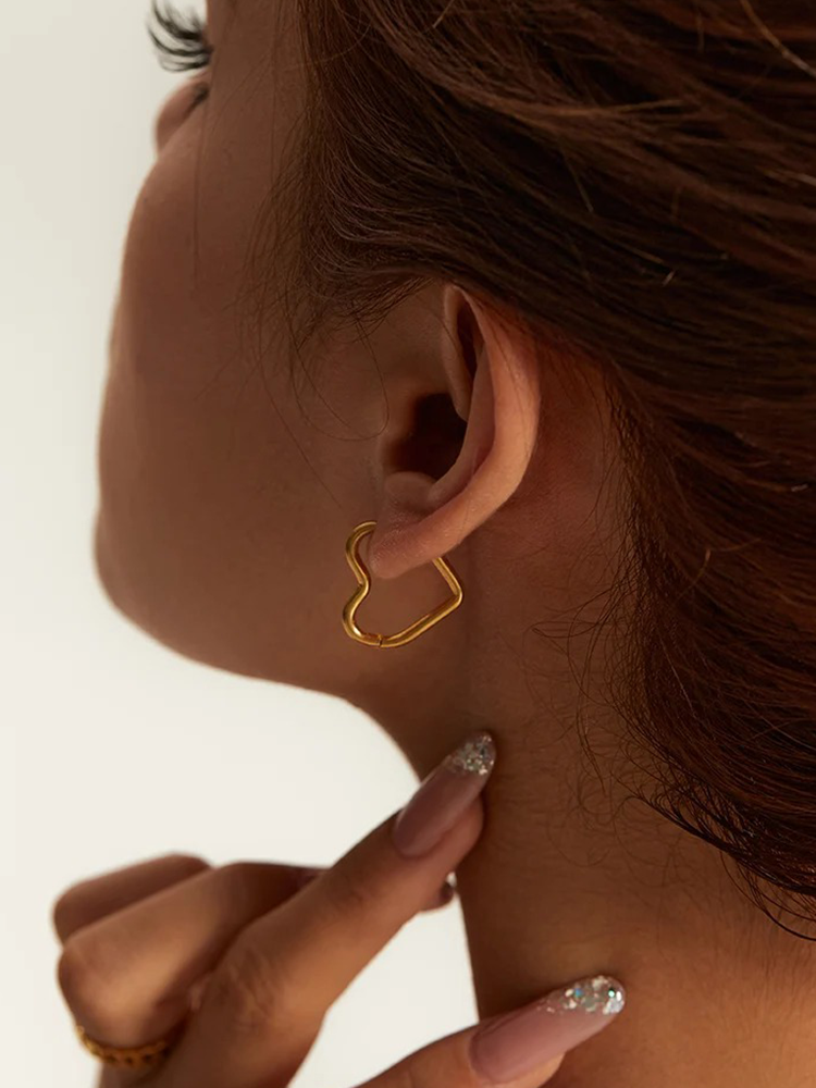 GR | Gold Heart-Shaped Earrings Made of High-Quality Materials