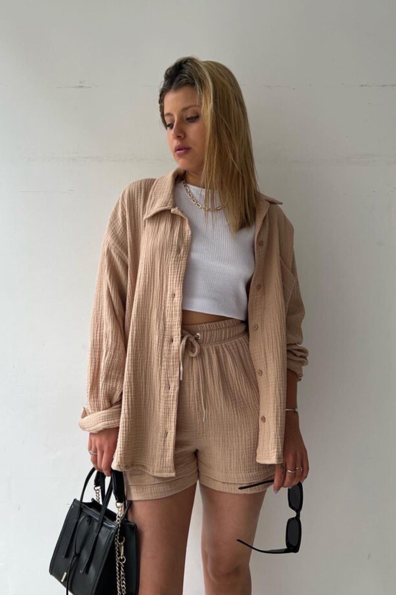 Stylish and cozy long-sleeved shirt and shorts set 