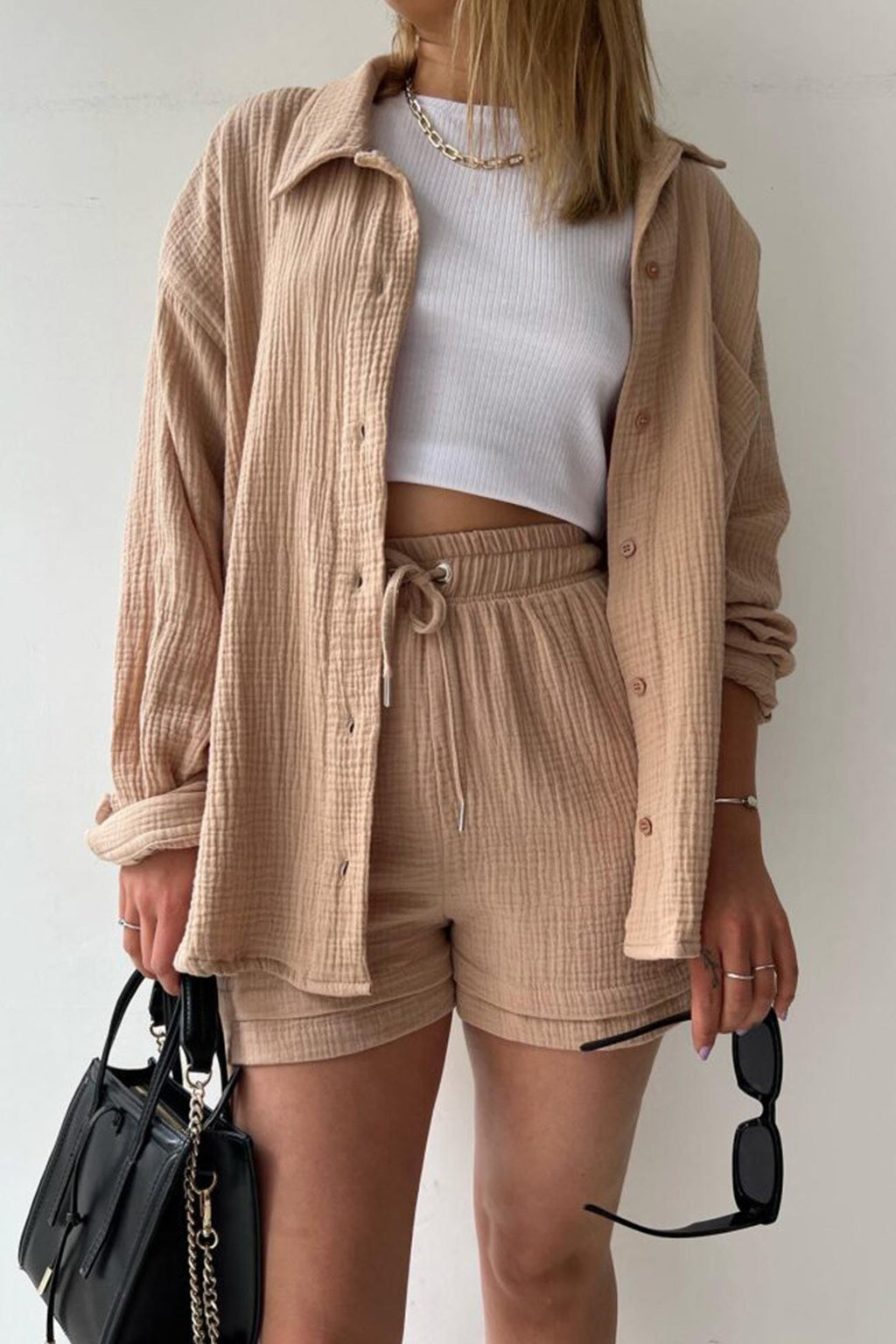 Stylish and cozy long-sleeved shirt and shorts set 