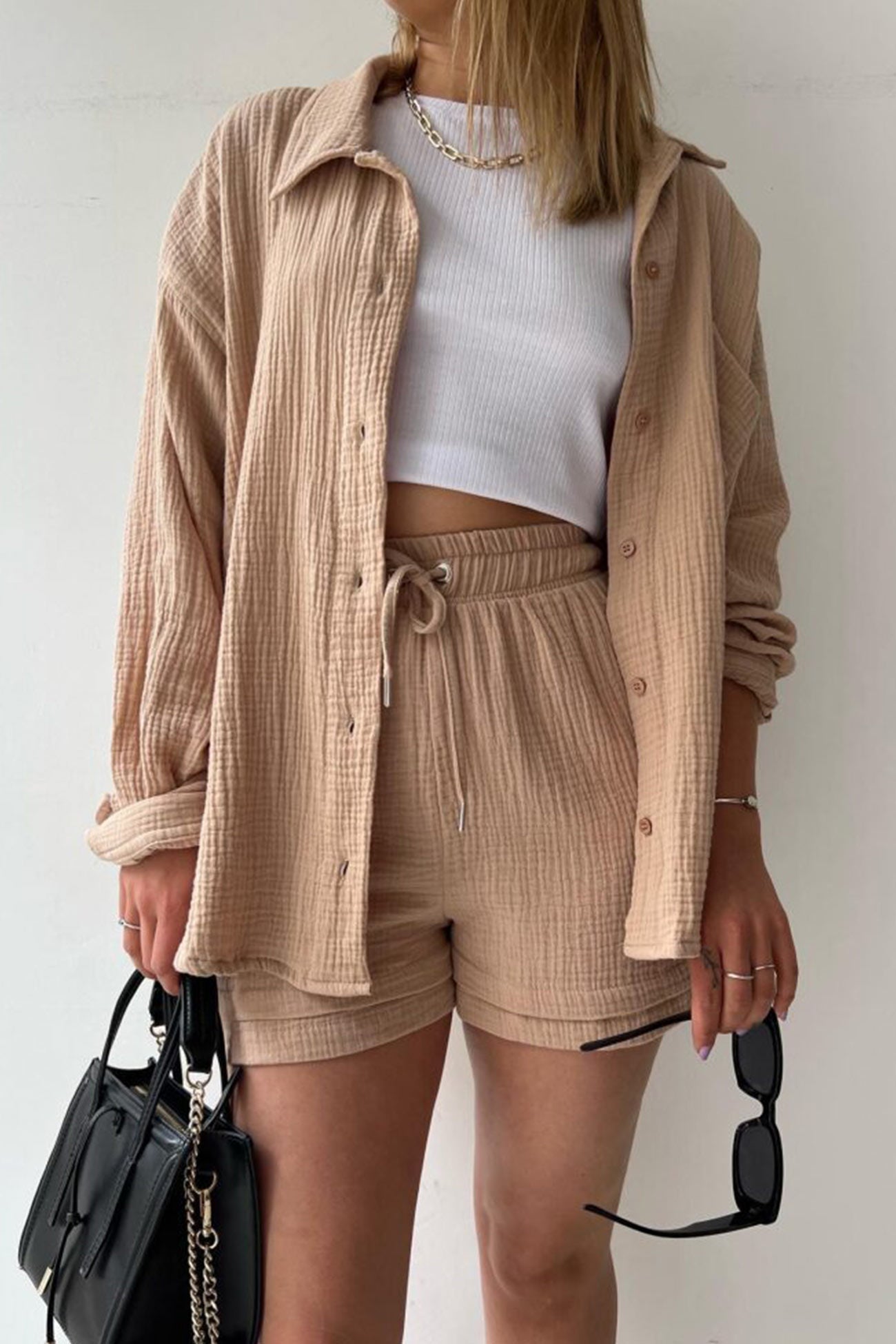 Stylish and cozy long-sleeved shirt and shorts set 
