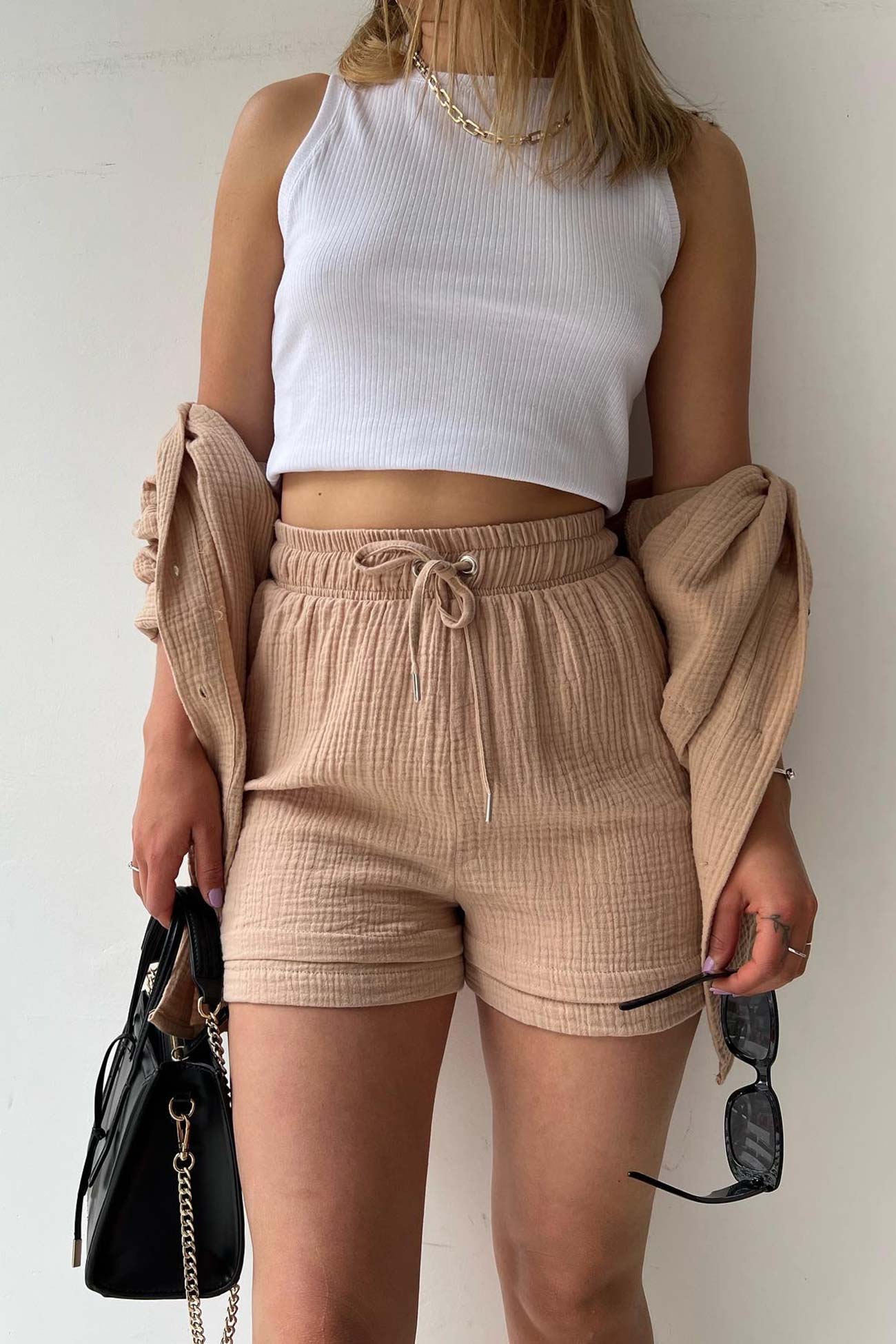 Stylish and cozy long-sleeved shirt and shorts set 
