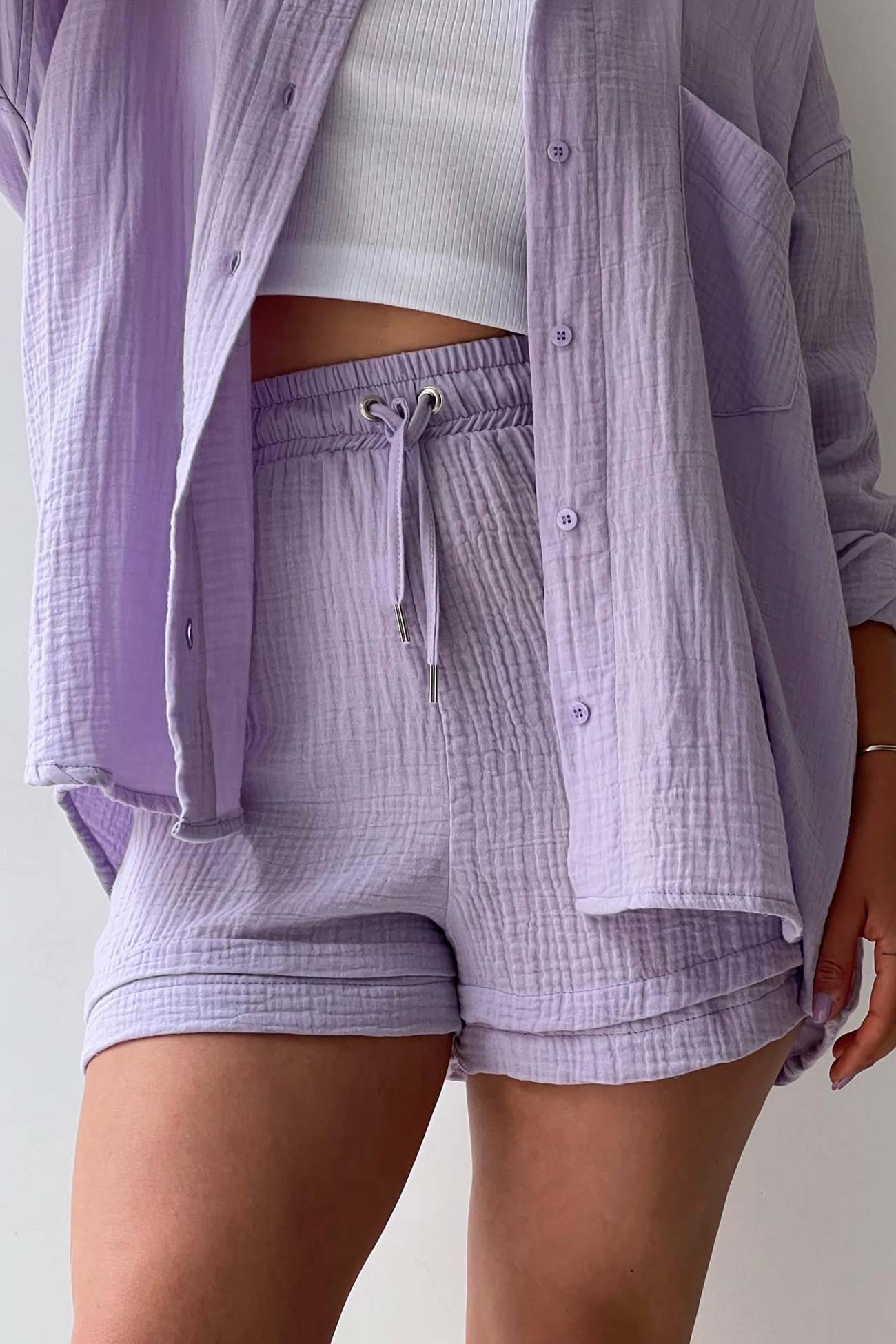 Stylish and cozy long-sleeved shirt and shorts set 