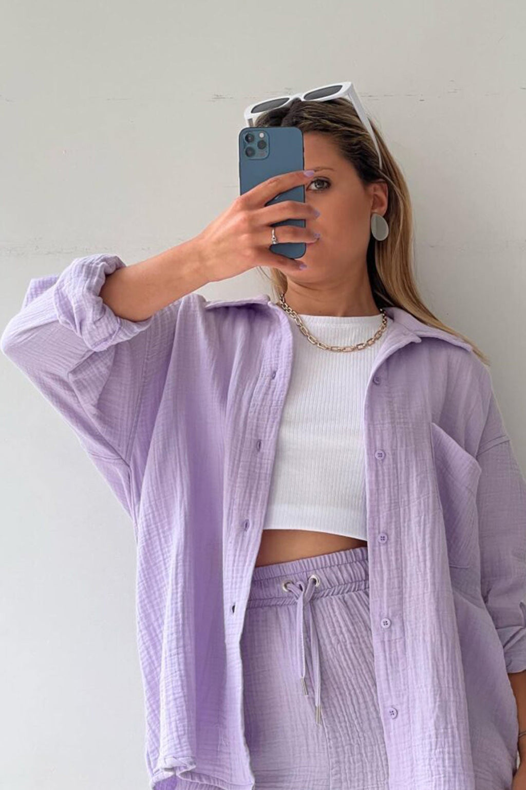 Stylish and cozy long-sleeved shirt and shorts set 