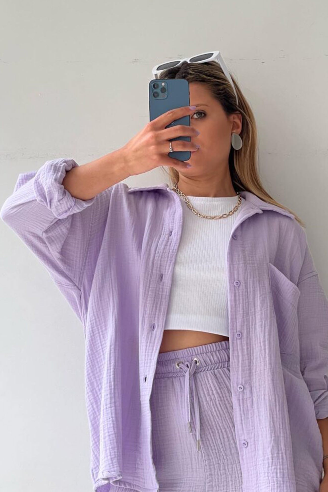 Stylish and cozy long-sleeved shirt and shorts set 