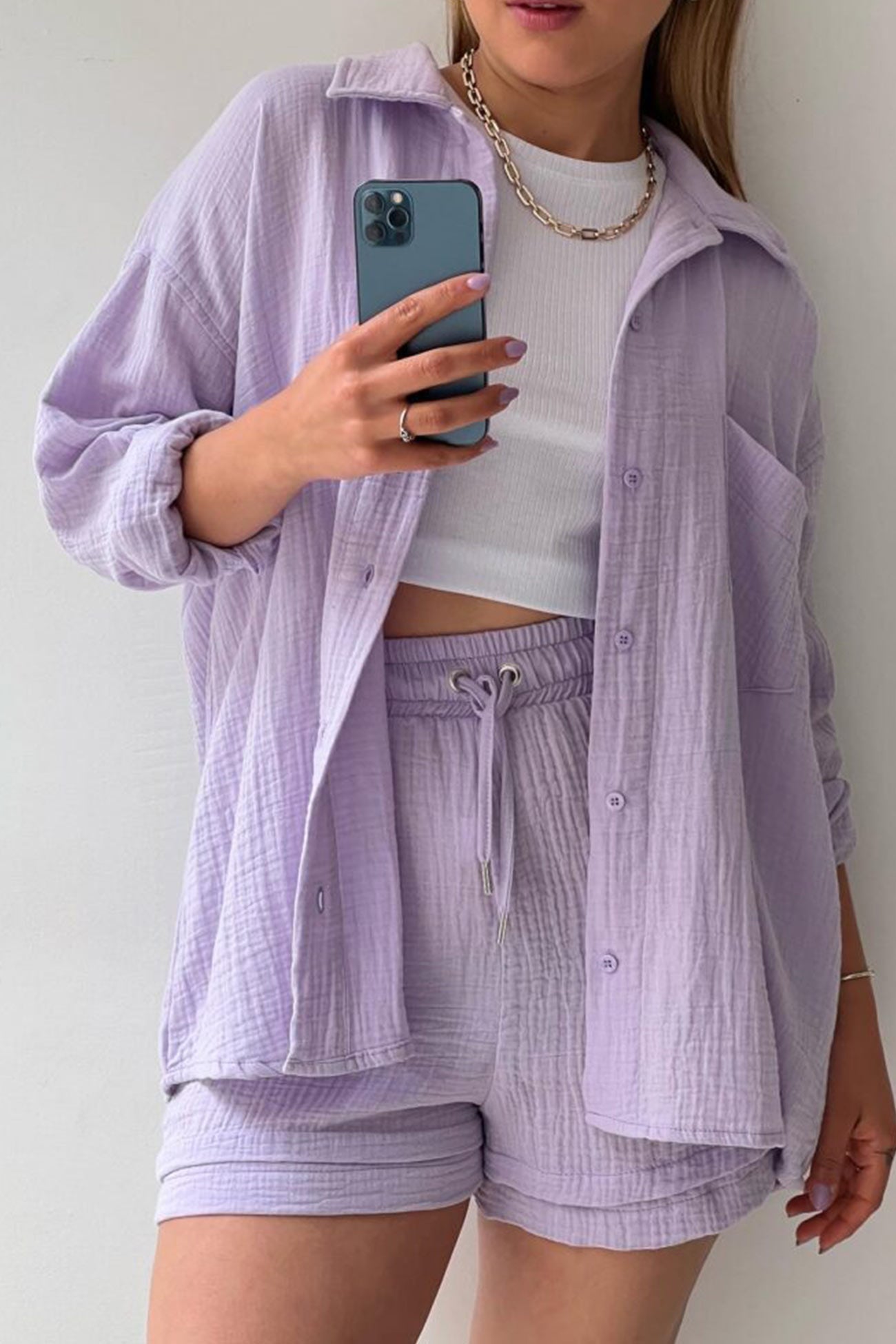 Stylish and cozy long-sleeved shirt and shorts set 
