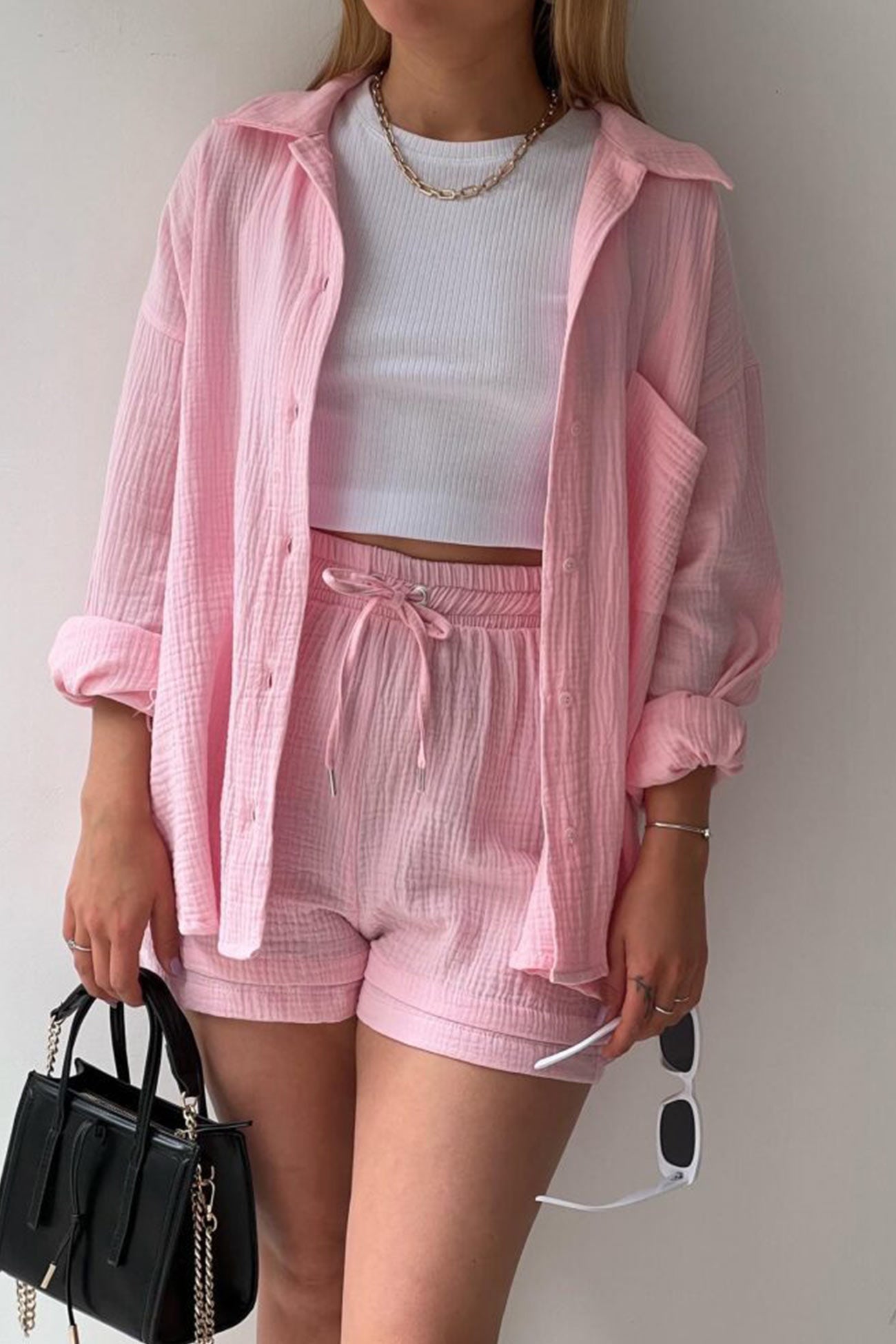Stylish and cozy long-sleeved shirt and shorts set 