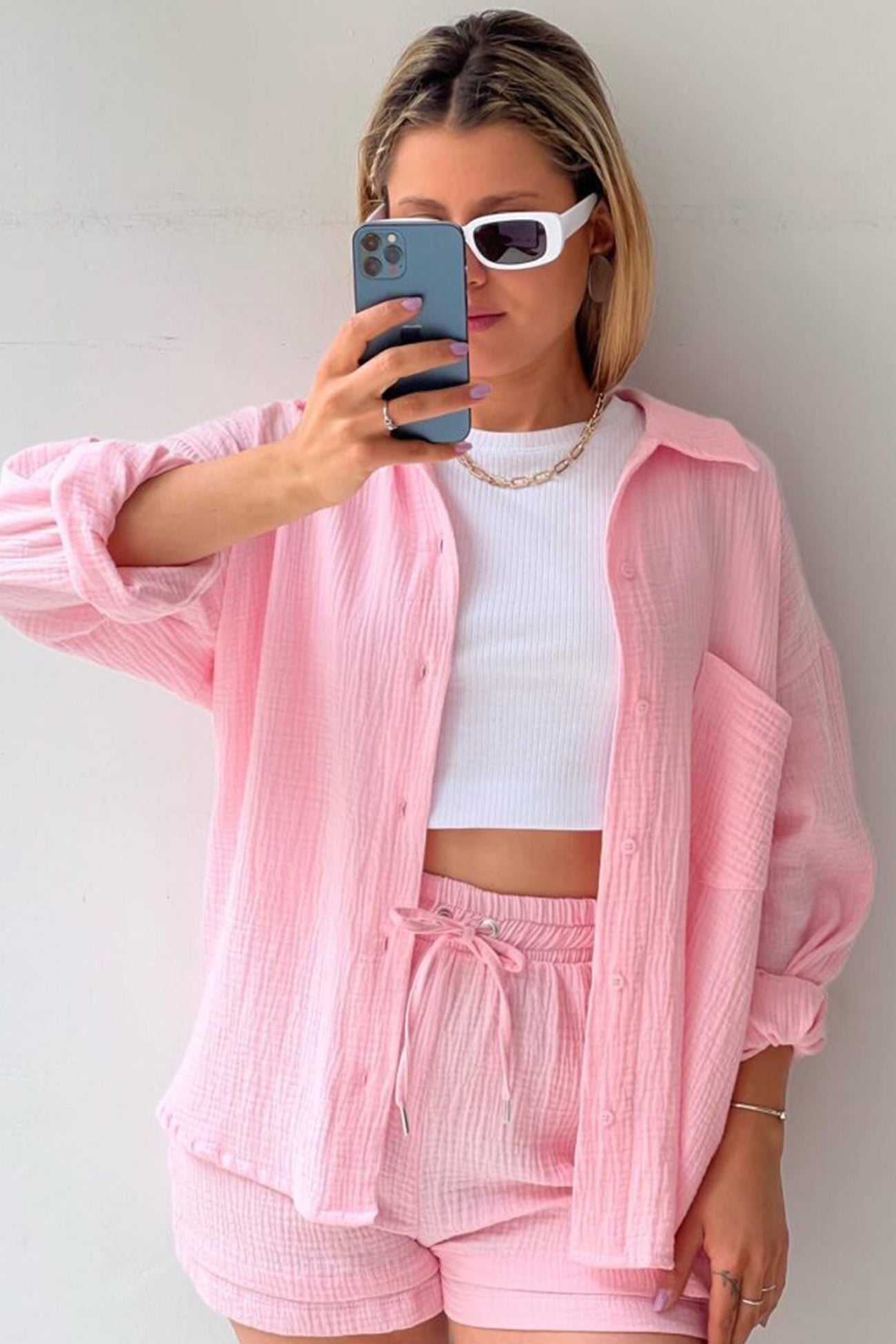 Stylish and cozy long-sleeved shirt and shorts set 