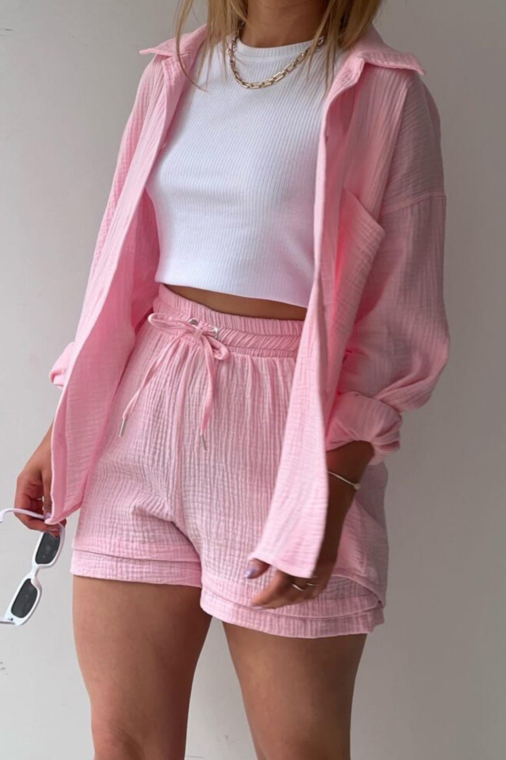 Stylish and cozy long-sleeved shirt and shorts set 