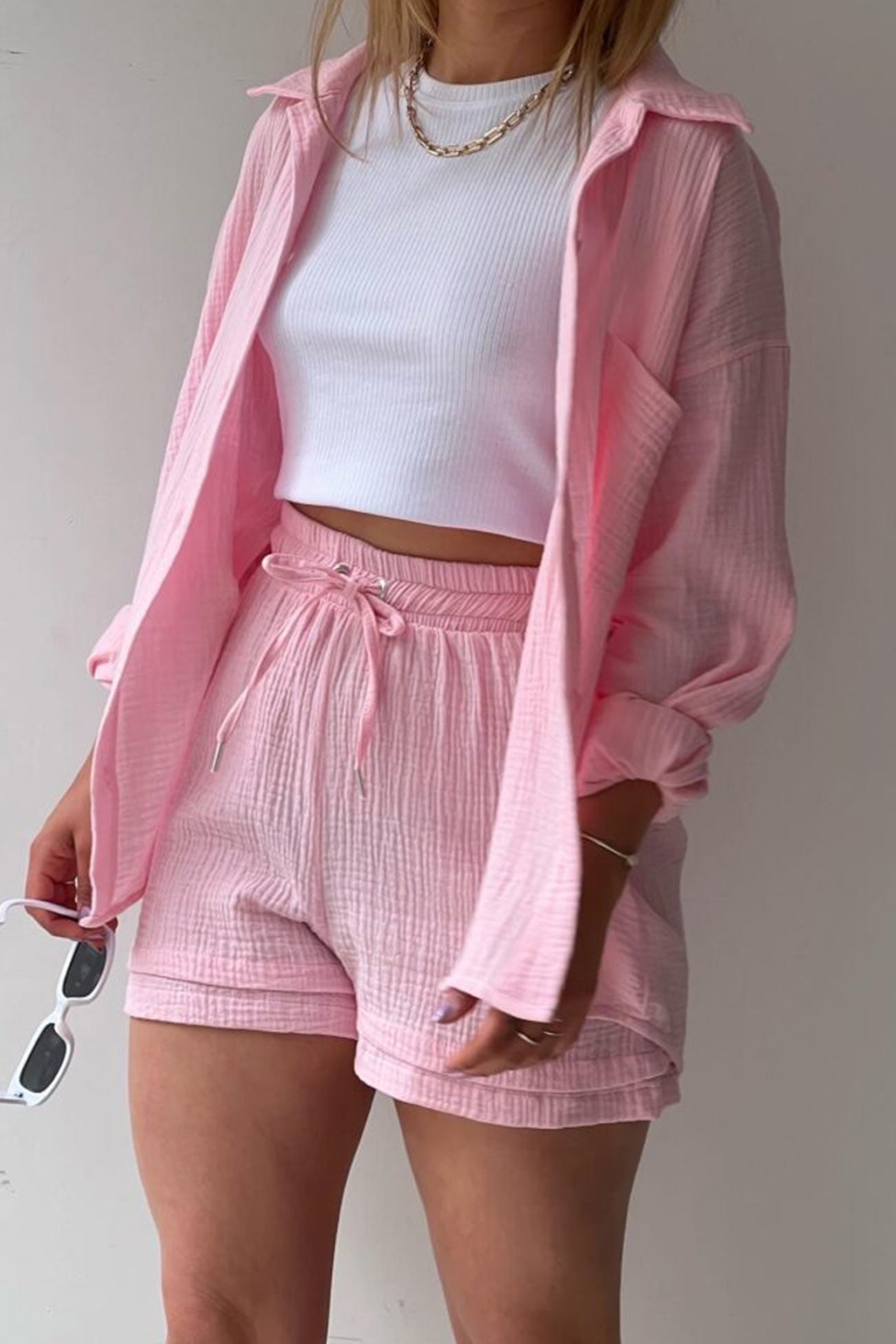 Stylish and cozy long-sleeved shirt and shorts set 