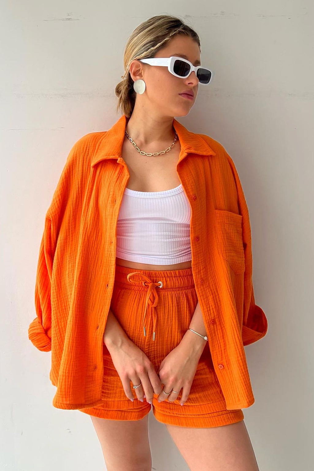 Stylish and cozy long-sleeved shirt and shorts set 