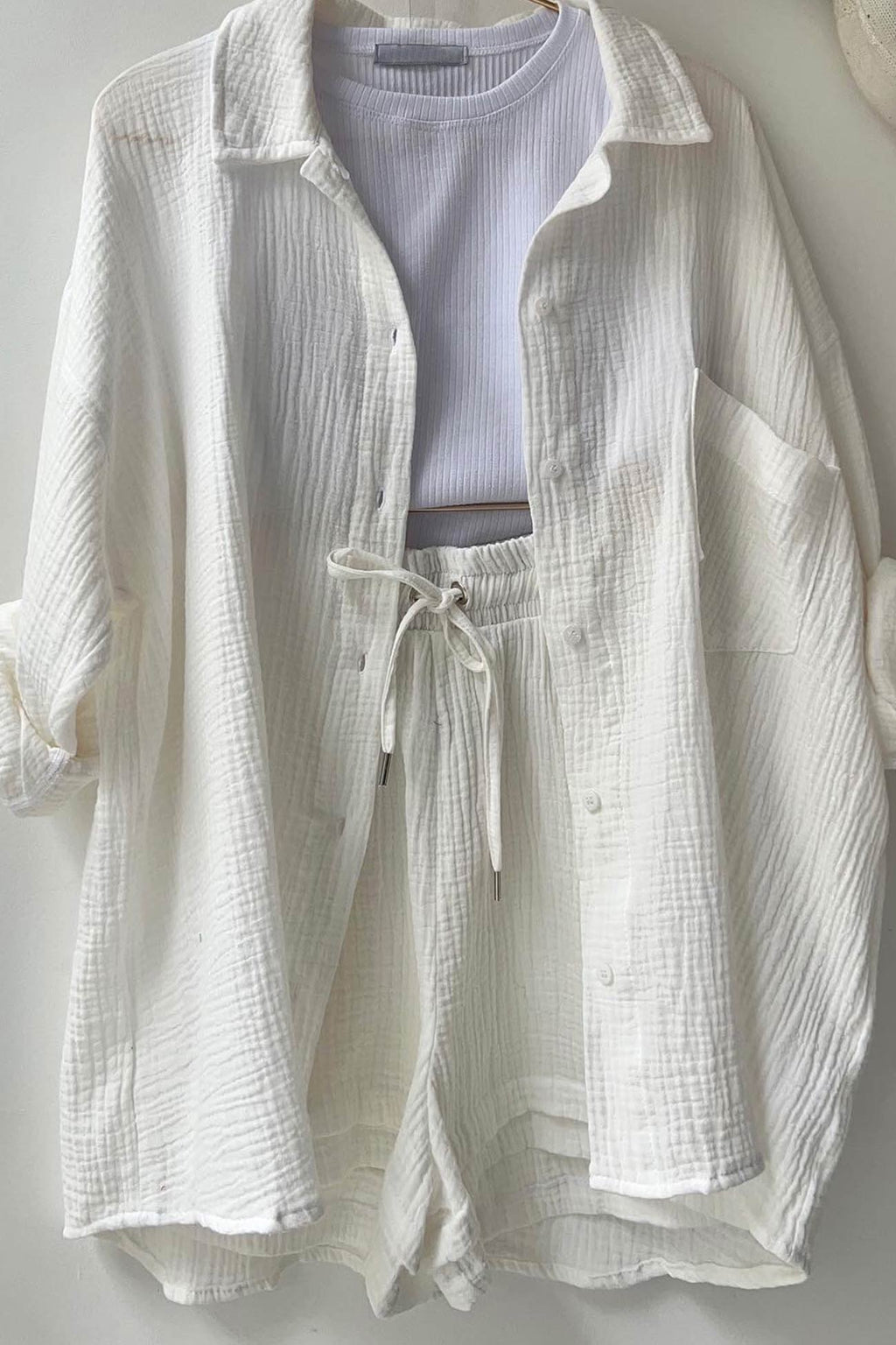 Stylish and cozy long-sleeved shirt and shorts set 