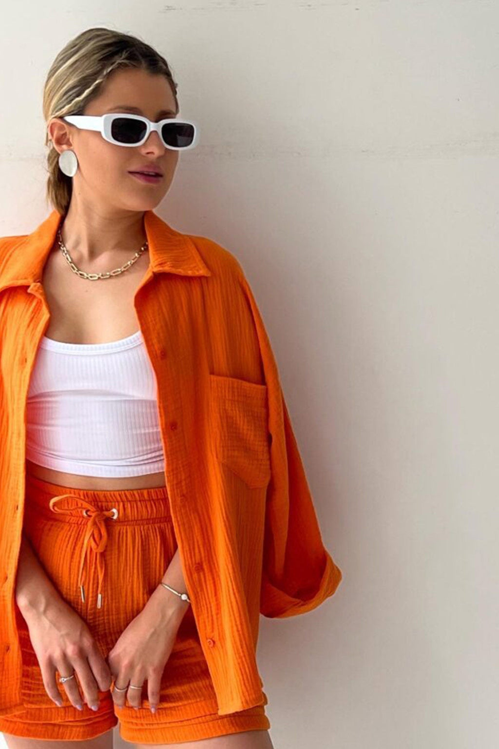 Stylish and cozy long-sleeved shirt and shorts set 