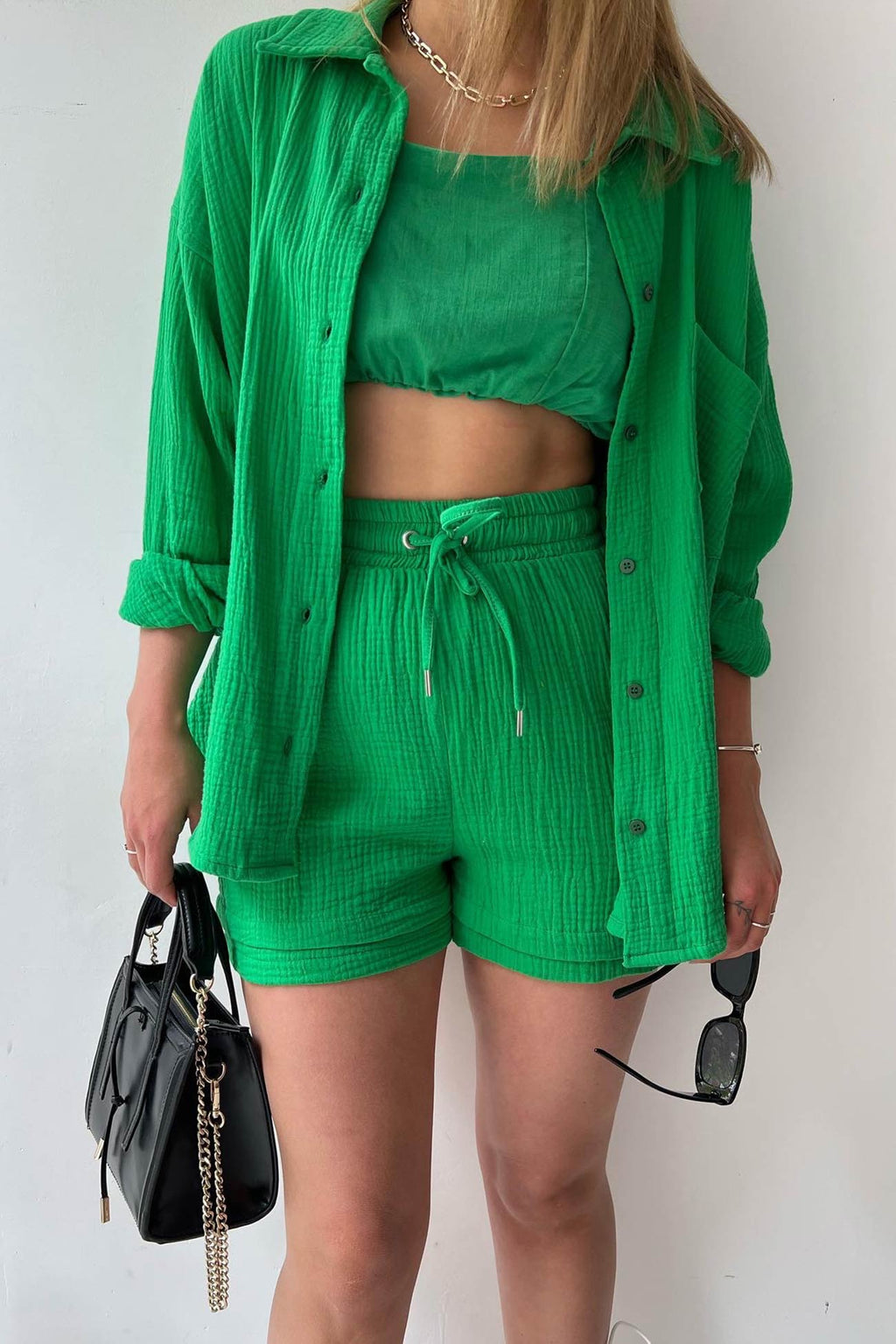 Stylish and cozy long-sleeved shirt and shorts set 