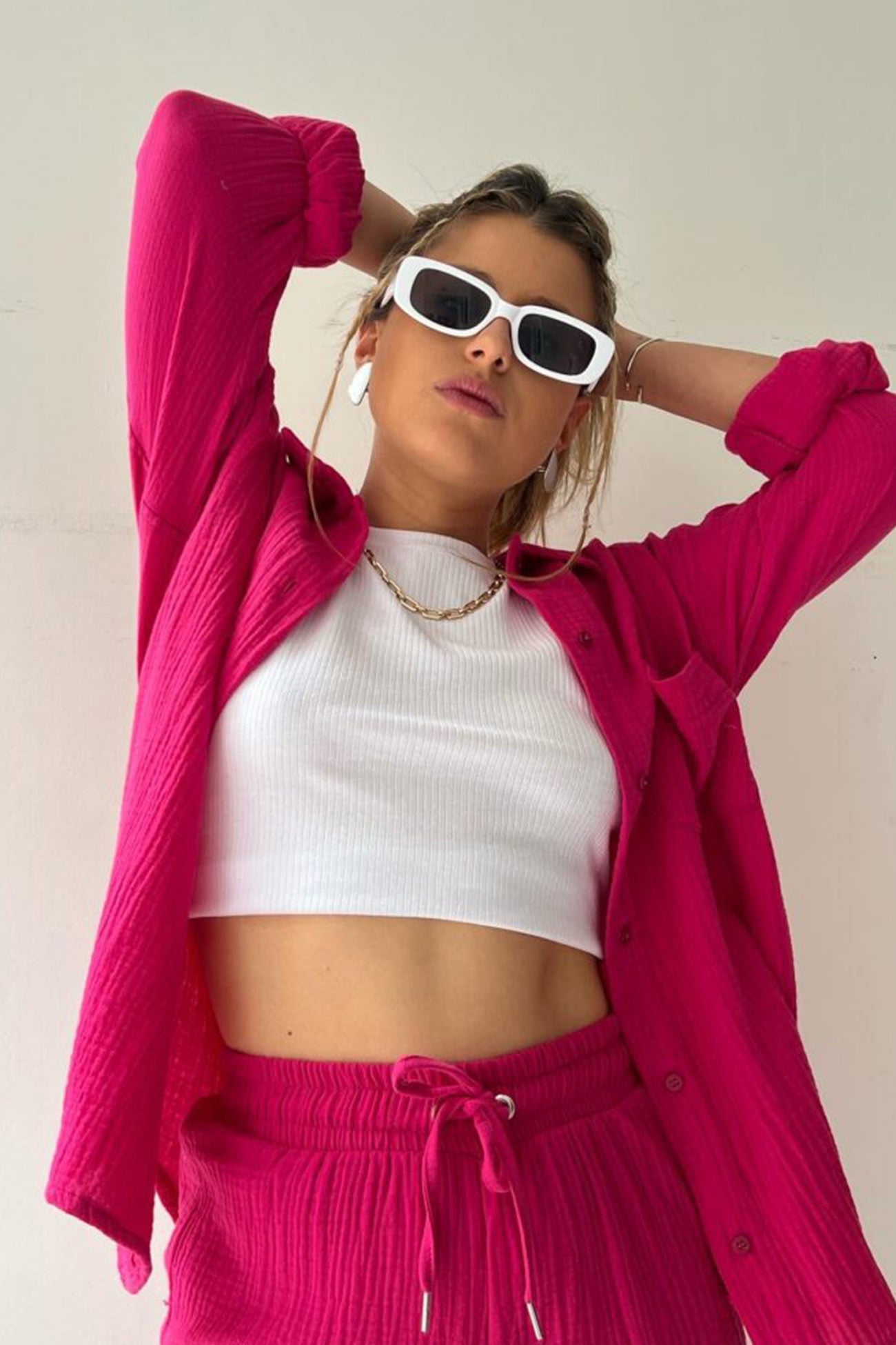 Stylish and cozy long-sleeved shirt and shorts set 