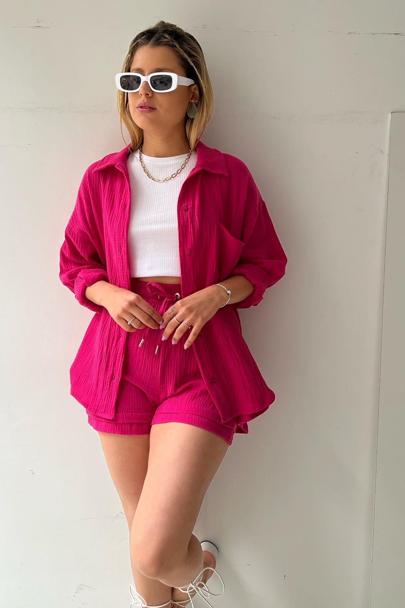 Stylish and cozy long-sleeved shirt and shorts set 