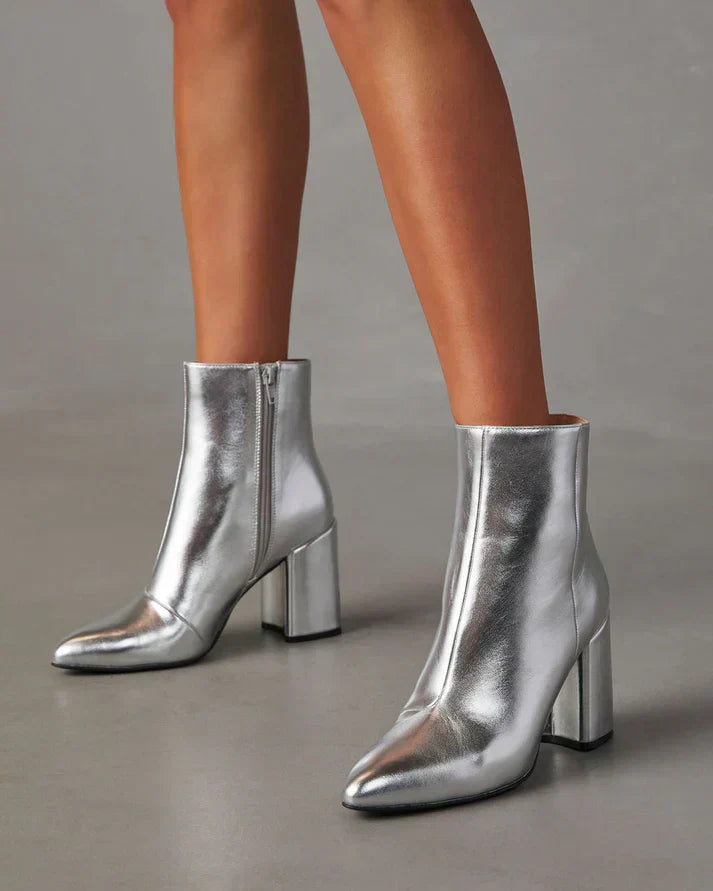 GR | Silver metallic ankle boots with block heels for a bold and trendy look