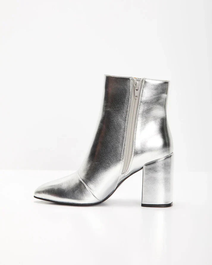 GR | Silver metallic ankle boots with block heels for a bold and trendy look