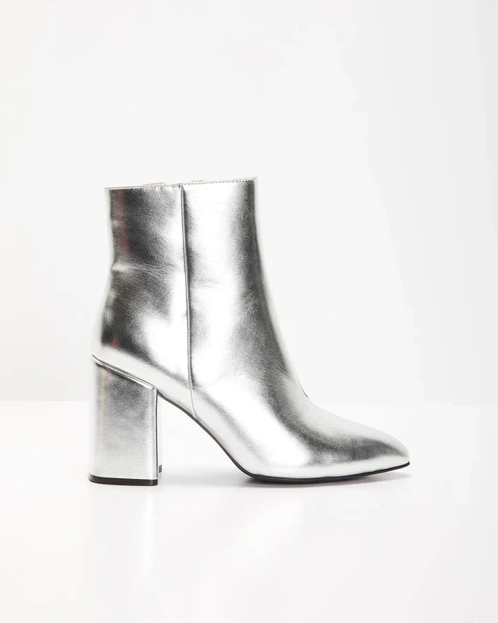 GR | Silver metallic ankle boots with block heels for a bold and trendy look