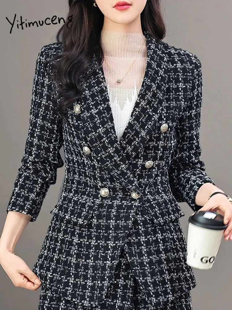 Women's elegant tweed blazer jacket with double button placket and modern cut, size S