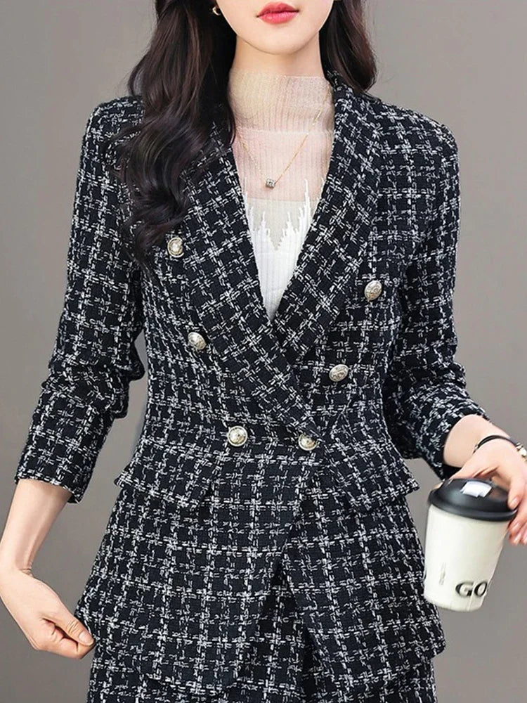 Women's elegant tweed blazer jacket with double button placket and modern cut, size S