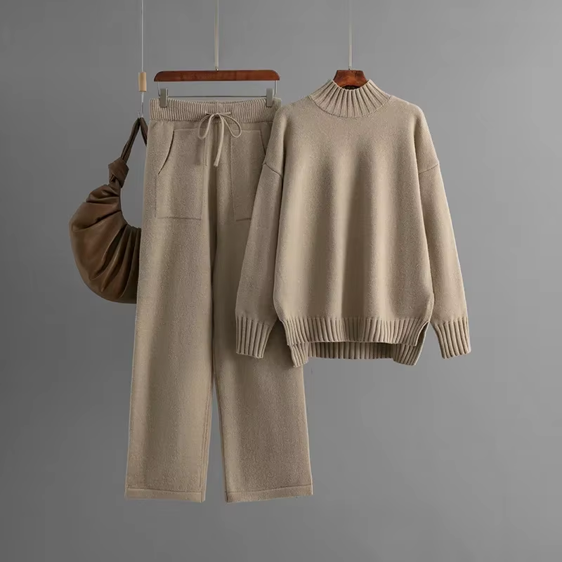 GR | Stylish set consisting of a long-sleeved sweater and straight-leg trousers 