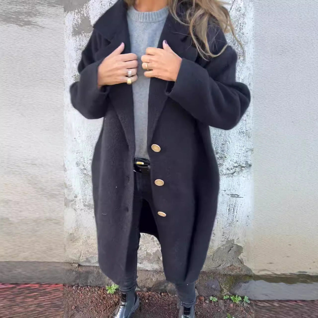 Women's cozy wool coat with large buttons and fashionable cut