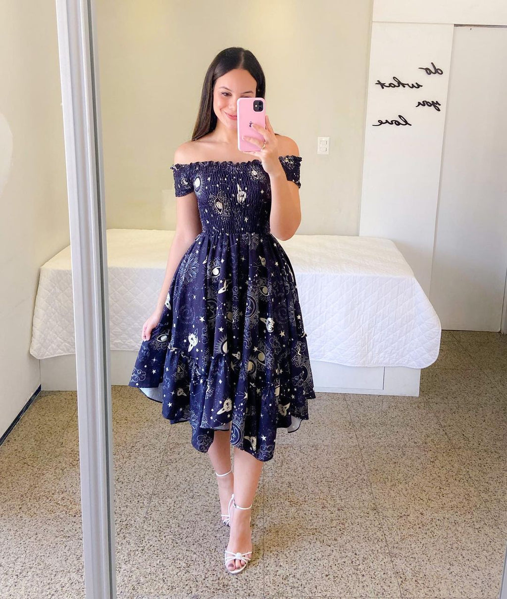 Damen Sommerliches Off-Shoulder Kleid mit farbenfrohem Schmetterlingsmuster und geschmeidigem Faltenwurf GR