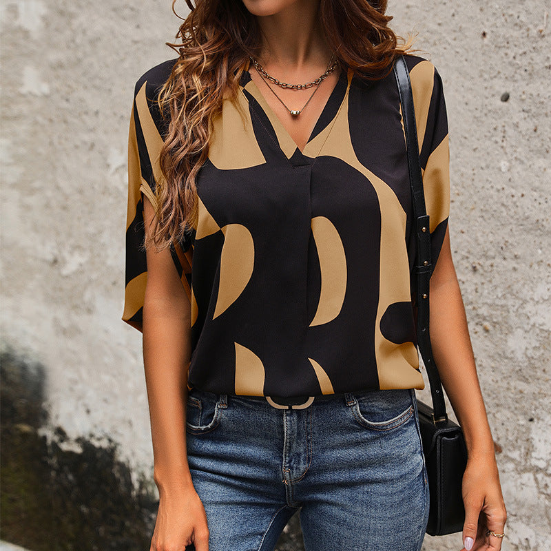 Women's blouse in a modern abstract design with a V-neck and short sleeves, size [size missing]