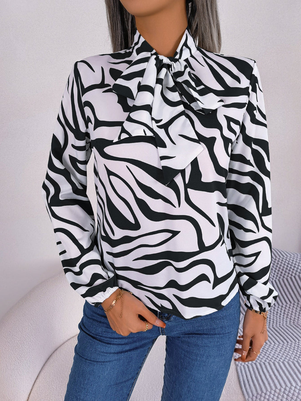 Damen Bluse mit modischem Zebra-Muster und elegantem Schleifenkragen GR
