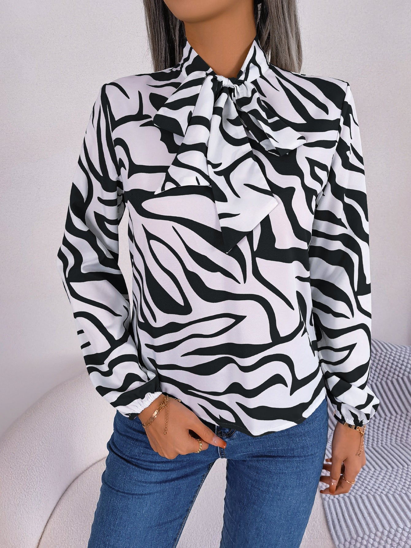 Damen Bluse mit modischem Zebra-Muster und elegantem Schleifenkragen GR
