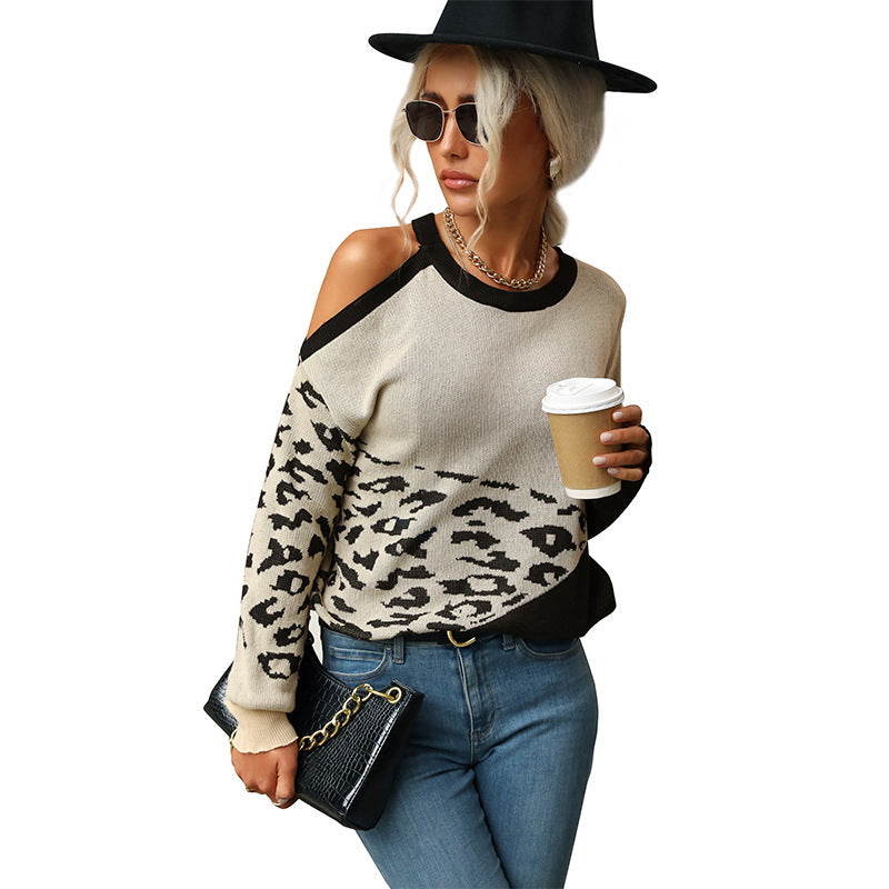 Women's knitted sweater with playful leopard print and relaxed fit, size